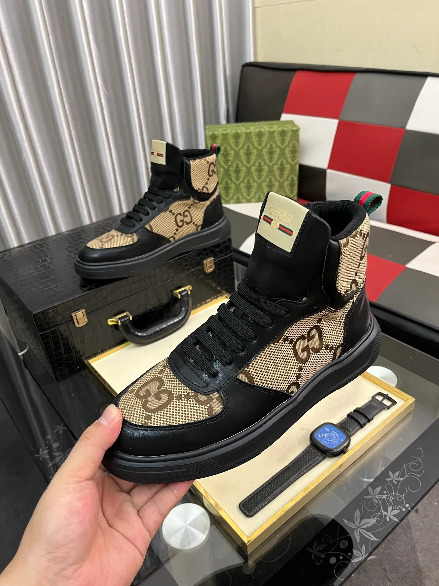 Men's shoes 💰440⌚️⌚️ Gucci •Gucci original quality. ~ Unique modern style sneakers. 🏃A must-have casual shoe for trendy men😍😍 Original brand imported from Italy, imported original leather, sheep lining (refuses to discolor and grind feet) Sole: Original sole provided by the original factory, French lazy style design ⚠️Fit to the feet, original quality attached, super comfortable original sole, size: 38-443️⃣Colors available